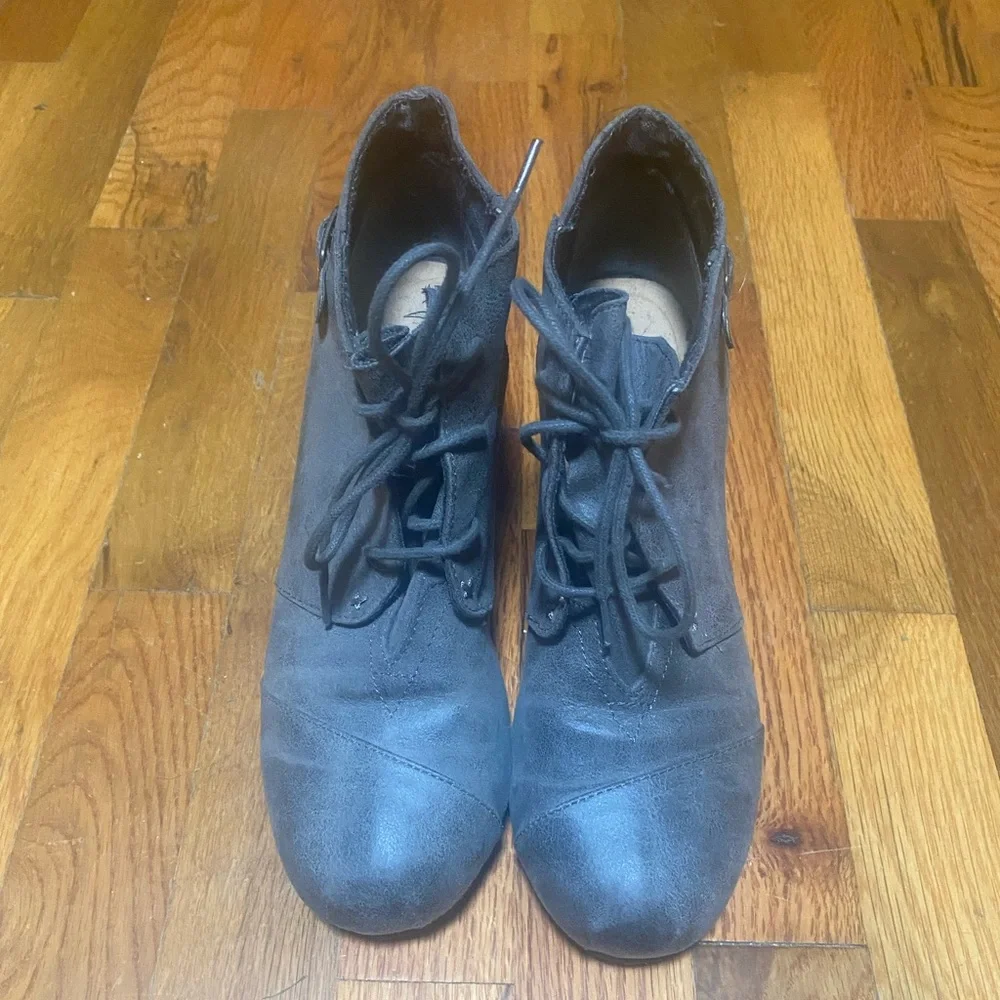 Maurices Women's 9.5 9 1/2  Cheri Gray Faux Leather Wedge Ankle Booties Lace Up